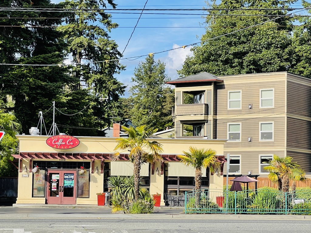 restaurant and apartment building in Shoreline, WA